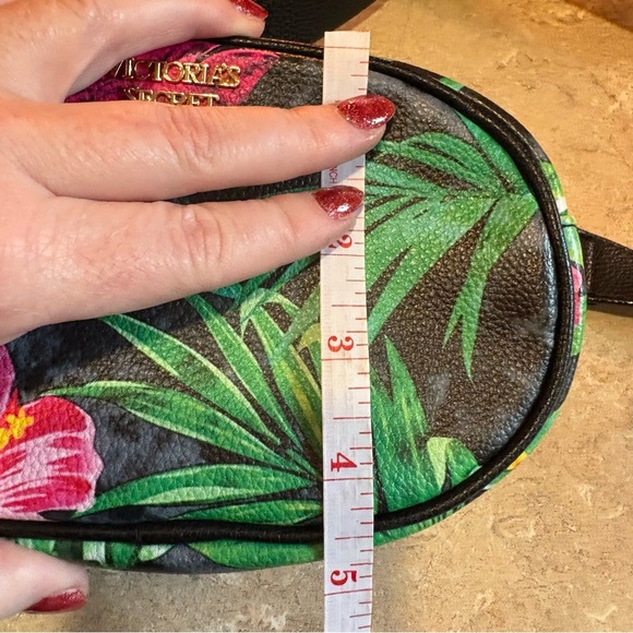 Victoria Secret Waist bag/Fanny Pack tropical design NWOT - Picture 8 of 8